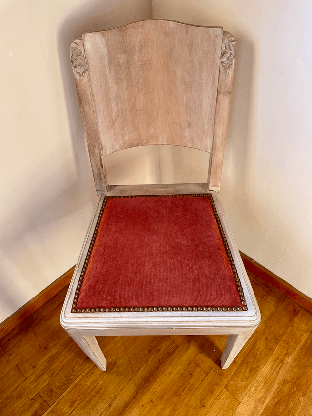 Chaise patinée velours