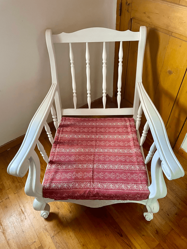 Fauteuil blanc et rouge