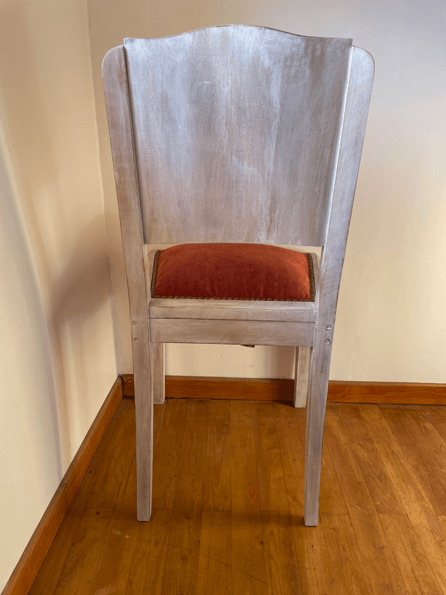 Chaise patinée velours