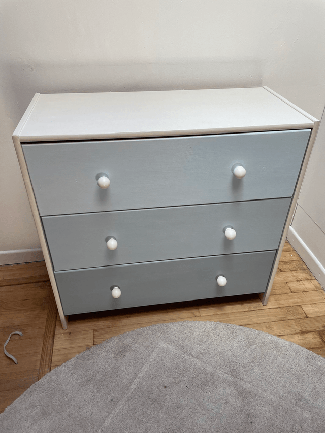 Petite commode en pin