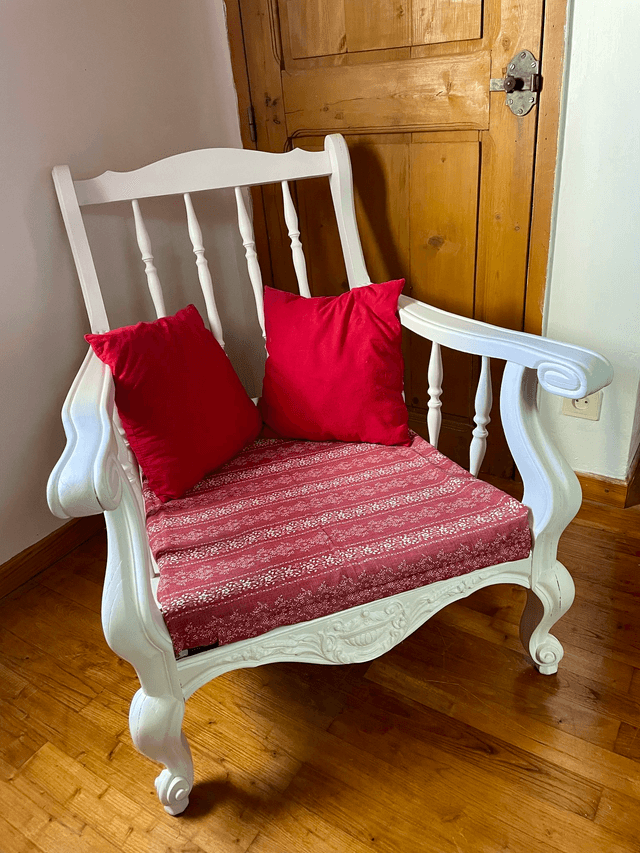 Fauteuil blanc et rouge