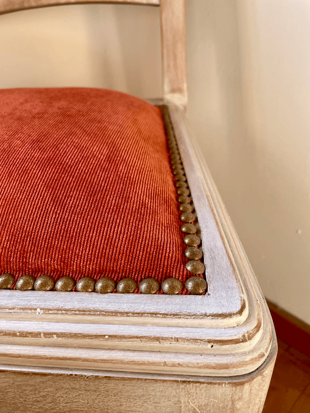 Chaise patinée velours
