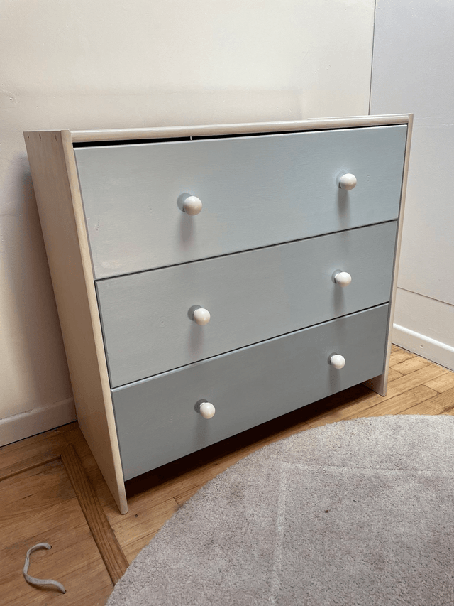 Petite commode en pin