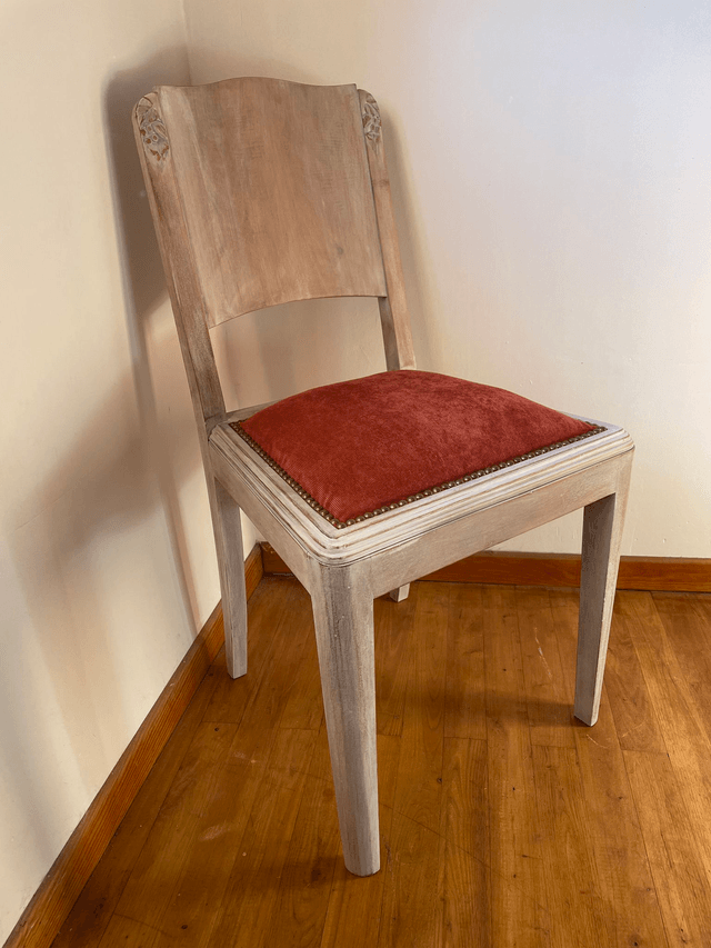 Chaise patinée velours