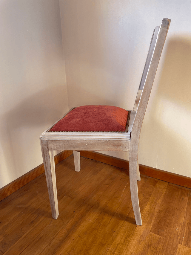 Chaise patinée velours