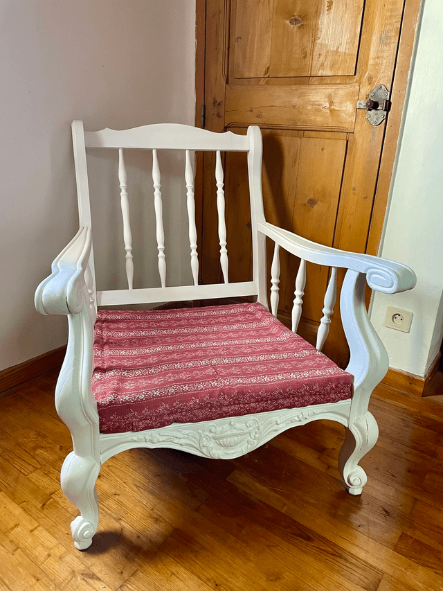 Fauteuil blanc et rouge
