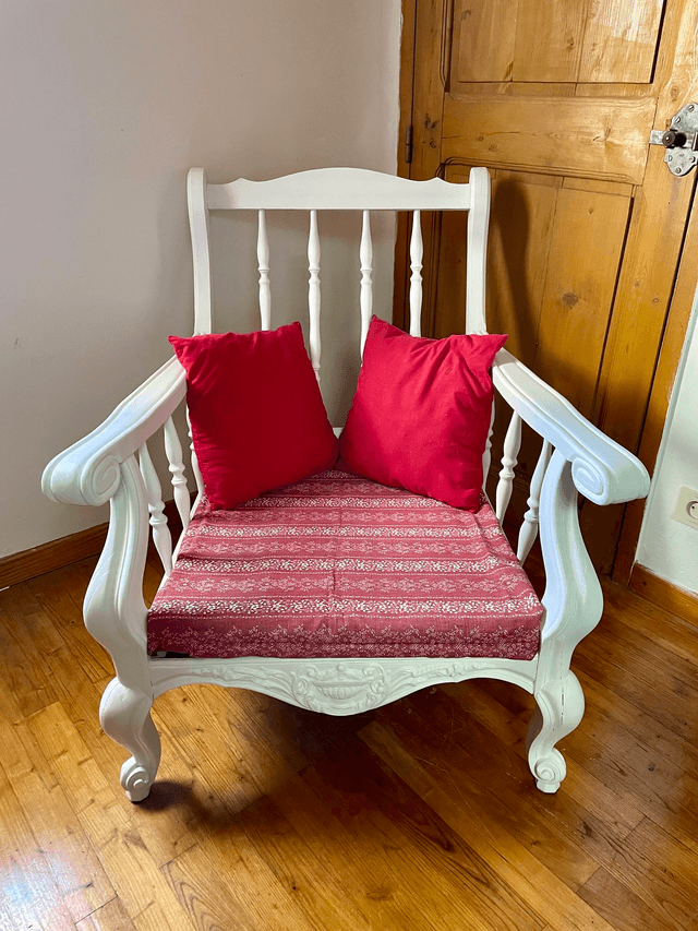 Fauteuil blanc et rouge