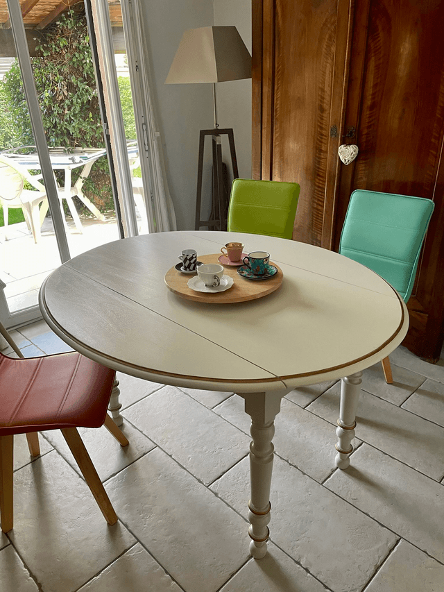 Relooking d&#039;une table ronde en bois